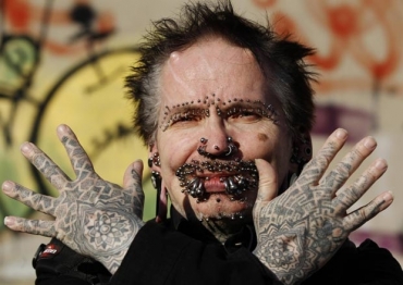 Rolf Bucholz tem 453 piercings no corpo.