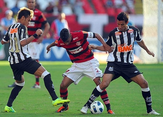 Lo Moura disputa jogada contra Neymar (11) e Henrique, no Engenho