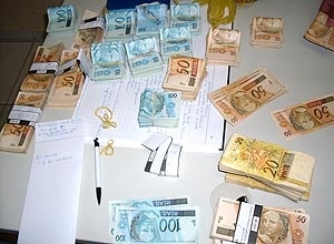 Polcia apreende R$ 135 mil em casa de suspeito em Curitiba