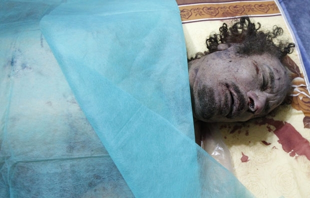 Corpo de Kadhafi foi coberto com um pano dentro de uma casa em Misrata