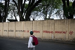 Sustica com mensagem racista foi pichada na parede de escola