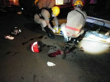 Motociclista com ferimentos graves foi socorrido pela guarnio do Corpo de Bombeiros at o Hospital
