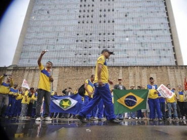 Enquanto a greve no termina, pelo menos 40% dos funcionrios das agncias da empresa trabalham 