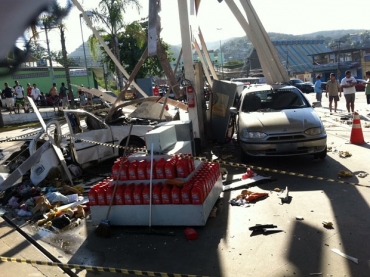 O Palio de Silvio,  direita do carro destrudo pela exploso do cilindro de gs no posto de gasolina em So Gonalo, no