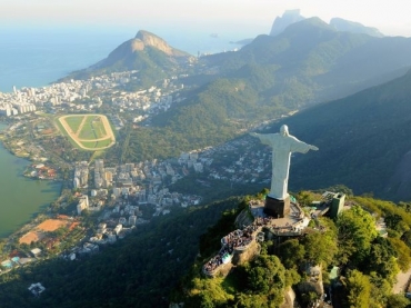 A cada dia, entre oito e dez mil pessoas sobem o Corcovado, no Rio de Janeiro, para ver a esttua do Cristo Redentor