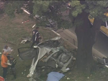 Carro fica destrudo aps bater em rvore.