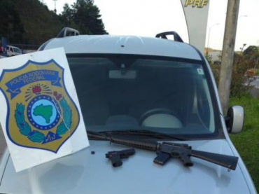 No carro dos bandidos foram encontrados um fuzil 223, uma pistola 9 mm, munies e bagagens roupadas do nibus de turism