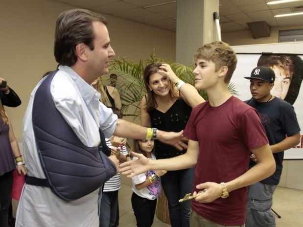 Justin Bieber recebe de Eduardo Paes chave da cidade do Rio de Janeiro