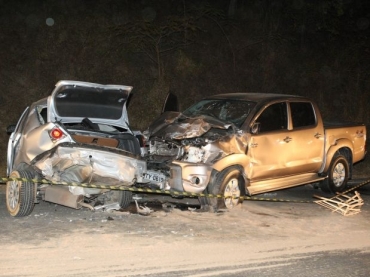 Uma Hilux e um Polo colidiram frontalmente na rodovia MG-10