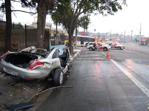 Duas pessoas morreram aps capotarem o carro e baterem em uma rvore, na madrugada de sbado, na avenida So Miguel, zon