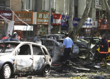 Bombeiros tentam evitar incndio aps exploso no centro de Ancara (capital da Turquia), nesta tera-feira (20)