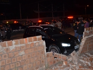 Carro tambm foi atingido por vrios tiros