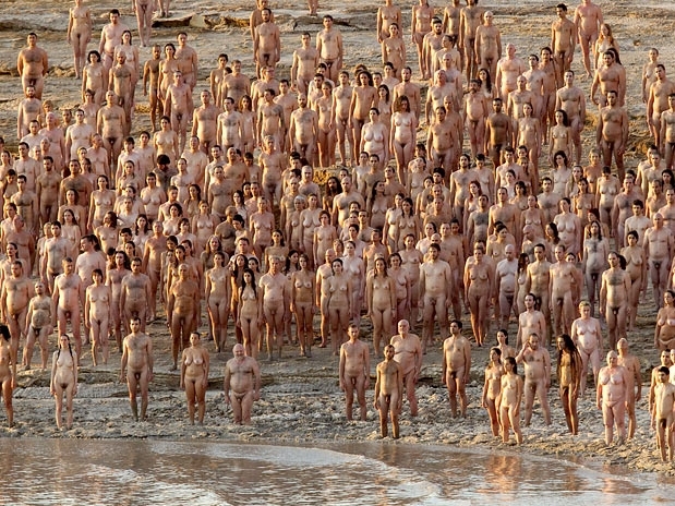 Mais de mil israelenses posaram nus em praia do Mar Morto neste sbado, 17, para o fotgrafo americano Spencer Tunick
