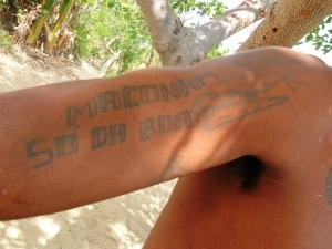 Tatuagem no brao direito do traficante tem escrito 