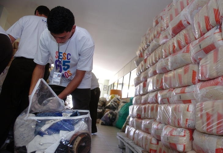 Donativos so preparados no Sesc, em Joinville, para envio s vtimas das chuvas no Vale do Itaja
