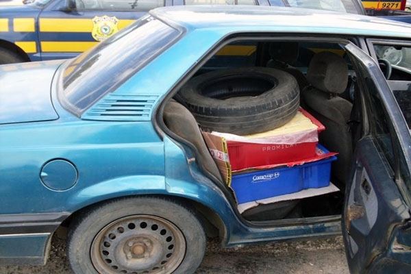 Requeijo encontrado entre pneus usados seria comercializado em Salvador.