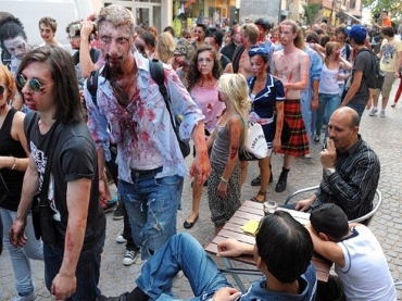 Pessoas fantasiadas de zumbis caminham pelas ruas de Estrasburgo, na Frana.