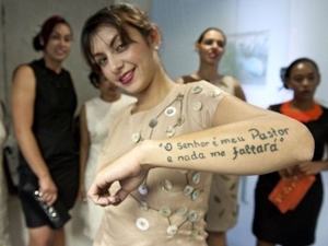 Presa exibe tatuagem durante evento