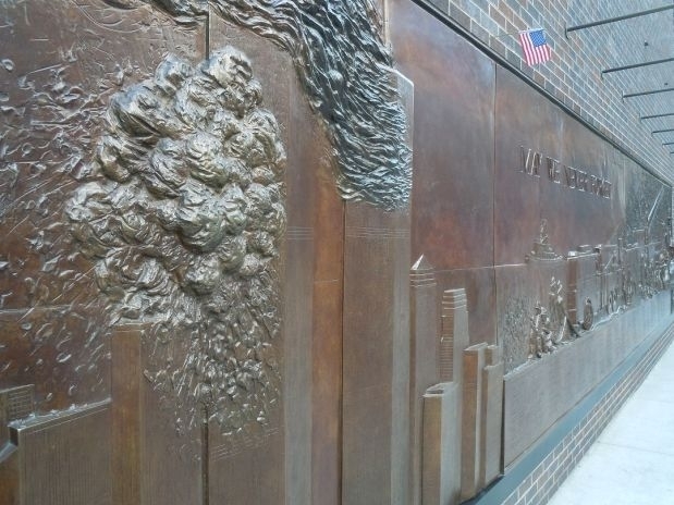 Painel de tributo s Torres Gmeas instalado nas margens das obras do novo World Trade Center, em Manhattan