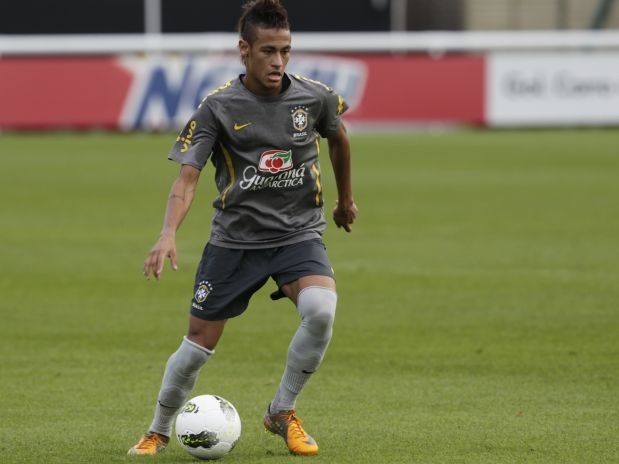 Desejado pelos rivais espanhis, Neymar tem ouvido conselhos de diversas pessoas