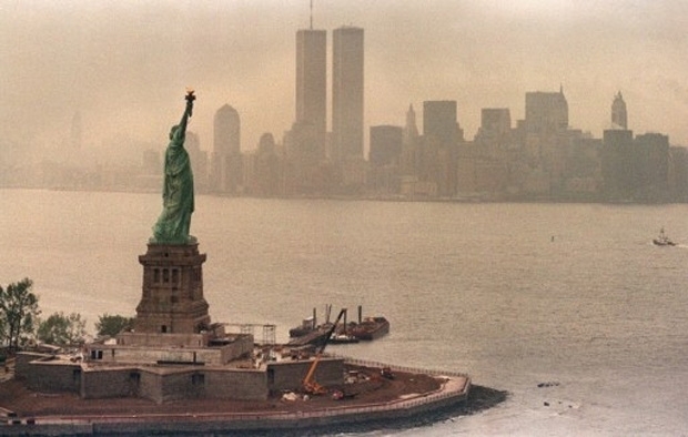 Vista de Manhattan, com a Esttua da Liberdade e as torres gmeas do World Trade Center