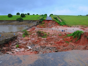 Rompimento de barragem provocou cratera em rodovia estadual na Paraba
