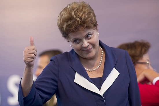 Com menos viagens, Dilma se mostra mais caseira