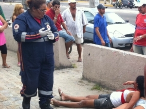 Mulher  espancada em rua de Fortaleza.