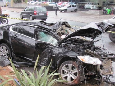 Jaguar XF ficou destrudo aps colidir com rvore