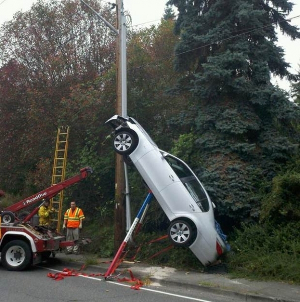 Carro ficou na vertical aps acidente em Bellevue.