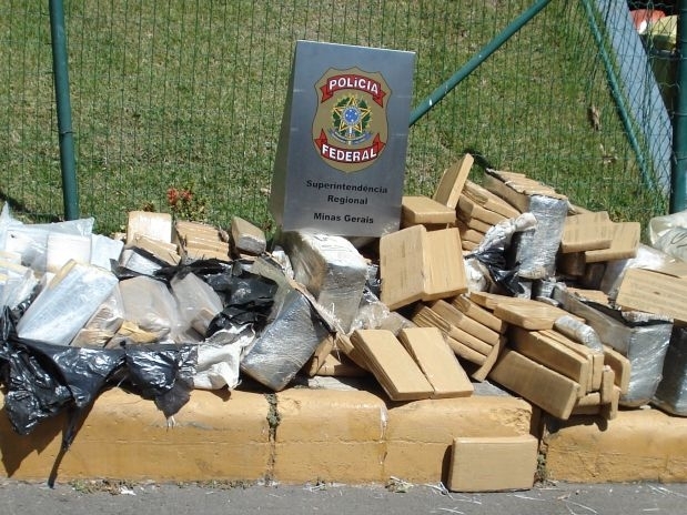 A droga estava dividida em tabletes na carroceria do veculo