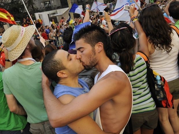 Rapazes se beijam durante a passagem do papamvel pela Praa Cibeles, em Madri