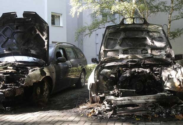 Carros destrudos no bairro de Charlottenburg, em Berlim