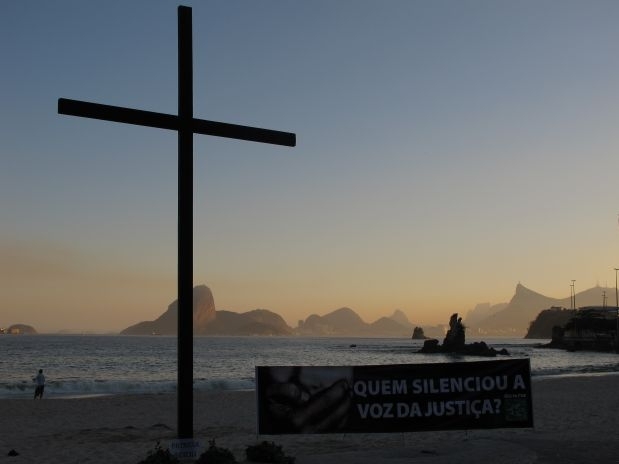 Moradores de Niteri instalaram uma cruz na praia de Icara para lembrar a juza Patrcia Cacioli
