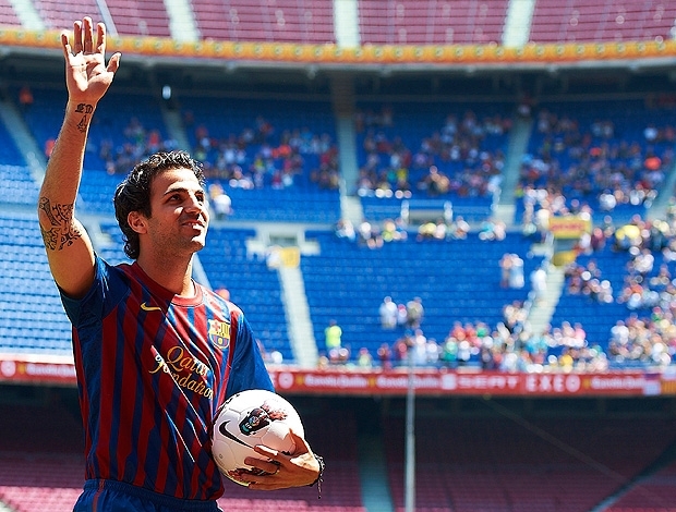 Jogador espanhol cumprimenta os torcedores que estiveram no Camp Nou
