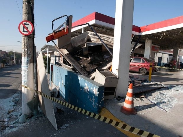 Exploso deixou o caixa eletrnico de um posto de gasolina de Guarulhos completamente destrudo