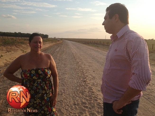 Prefeito Wener conversa com a proprietria rural Nilva Gonalves, que elogia a situao das estradas vicinais.