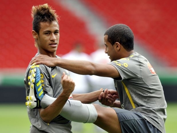 Com complicao de ltima hora, Neymar ( esq.) pode no jogar contra a Alemanha