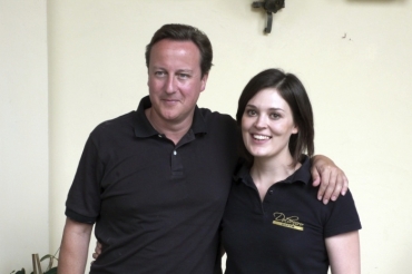 Primeiro-ministro britnico, David Cameron posa ao lado da dona do bar que o esnobou na Itlia.
