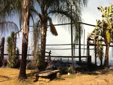 Restaurante Oca da Tribo destrudo pelo fogo nesta quarta-feira (3), em Braslia