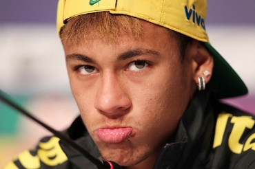 Neymar acaba com o suspense e avisa que vai permanecer no Santos pelo menos at o final deste ano