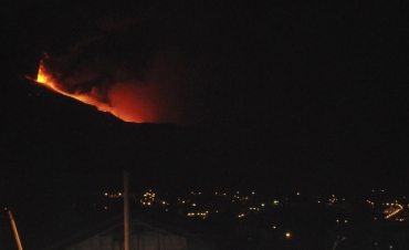 Lava escorre do vulco Etna, na ilha italiana da Siclia, na noite deste sbado (30)
