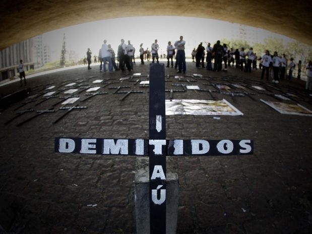 Cerca de 200 bancrios realizaram em So Paulo uma manifestao contra as demisses na categoria
