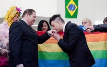 Luiz Andr e Jos Srgio formam o primeiro casal homossexual oficialmente casado do Pas, em junho deste ano, na cidade 