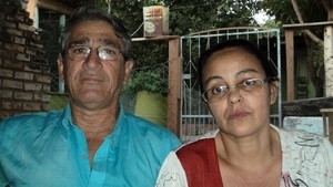 Caminhoneiro Jos Garcia Machado, ao lado da esposa, em Coxim