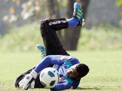 O goleiro Felipe no treinou ontem, com dores nas costas, mas no dever ser problema para o jogo de hoje diante do Sant