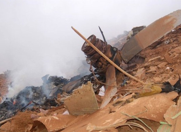 Destroos do avio militar que caiu nesta tera-feira (26) em Marrocos