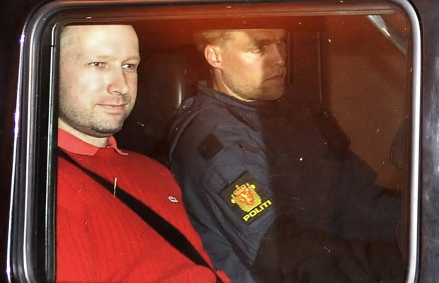 Anders Behring Breivik,  esquerda,  transportado em carro da polcia nesta segunda-feira (25) em Oslo, capital da Noru