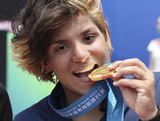 Ana Marcela comemora a conquista do primeiro ouro do Brasil no Mundial da China