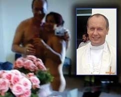 O padre Dominik Jaroslaw Czerwinski se diverte no quarto de hotel com sua namorada, identificada como Nelma